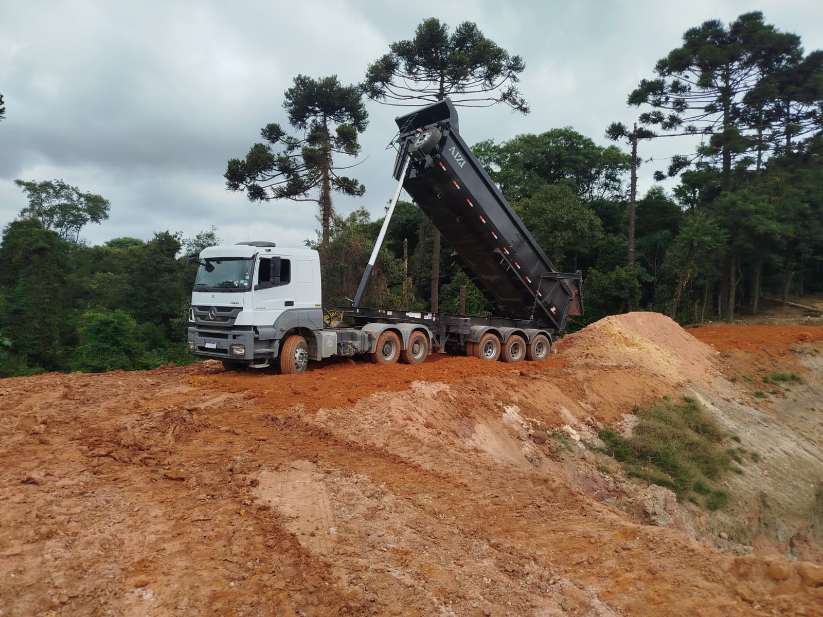 Caminhão basculante transportando material