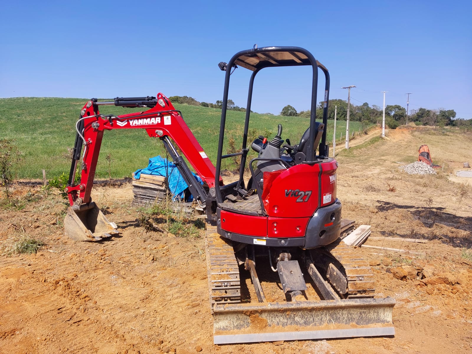 Mini escavadeira em operação no terreno