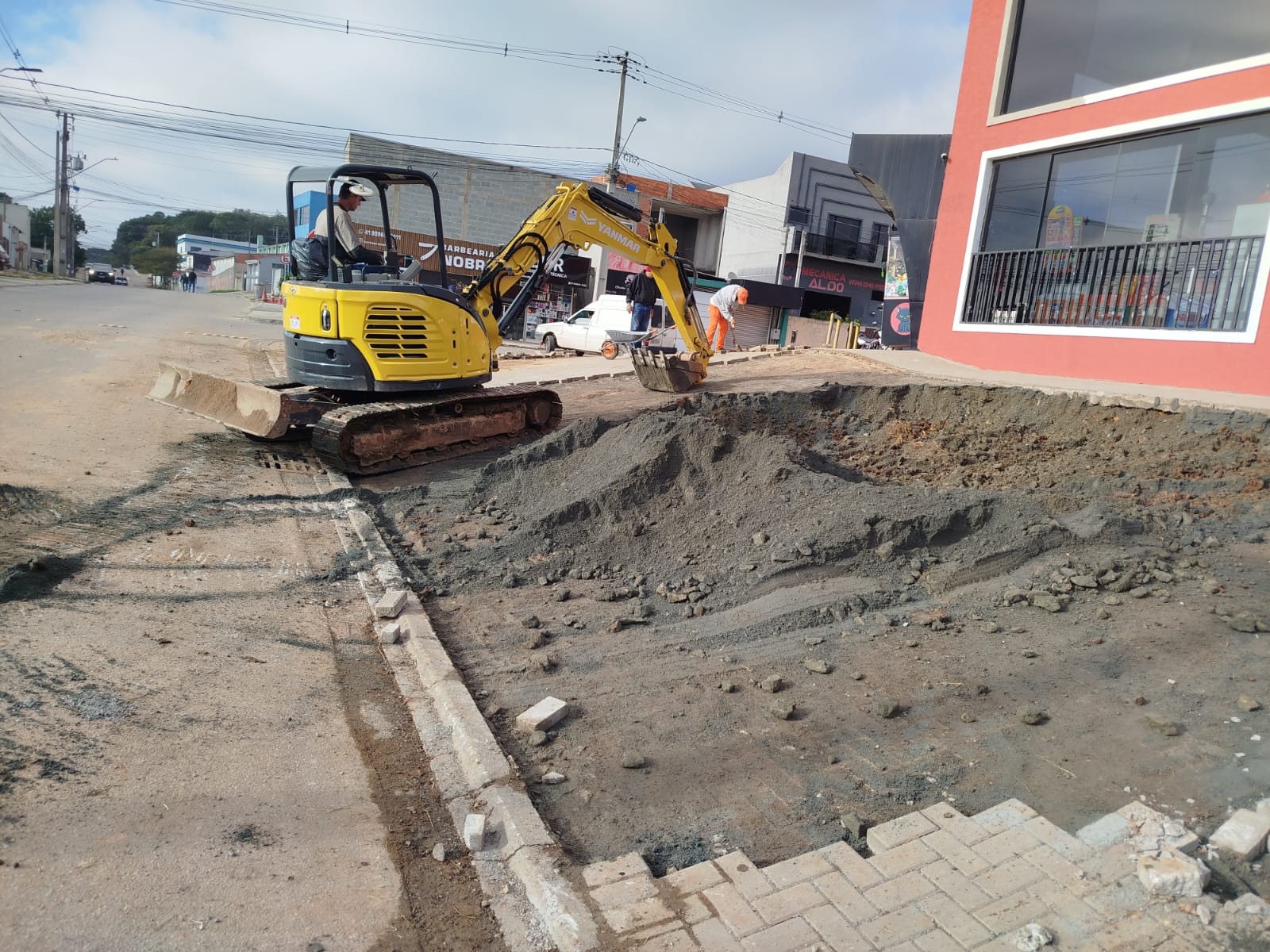Escavadeira em preparação de terreno urbano
