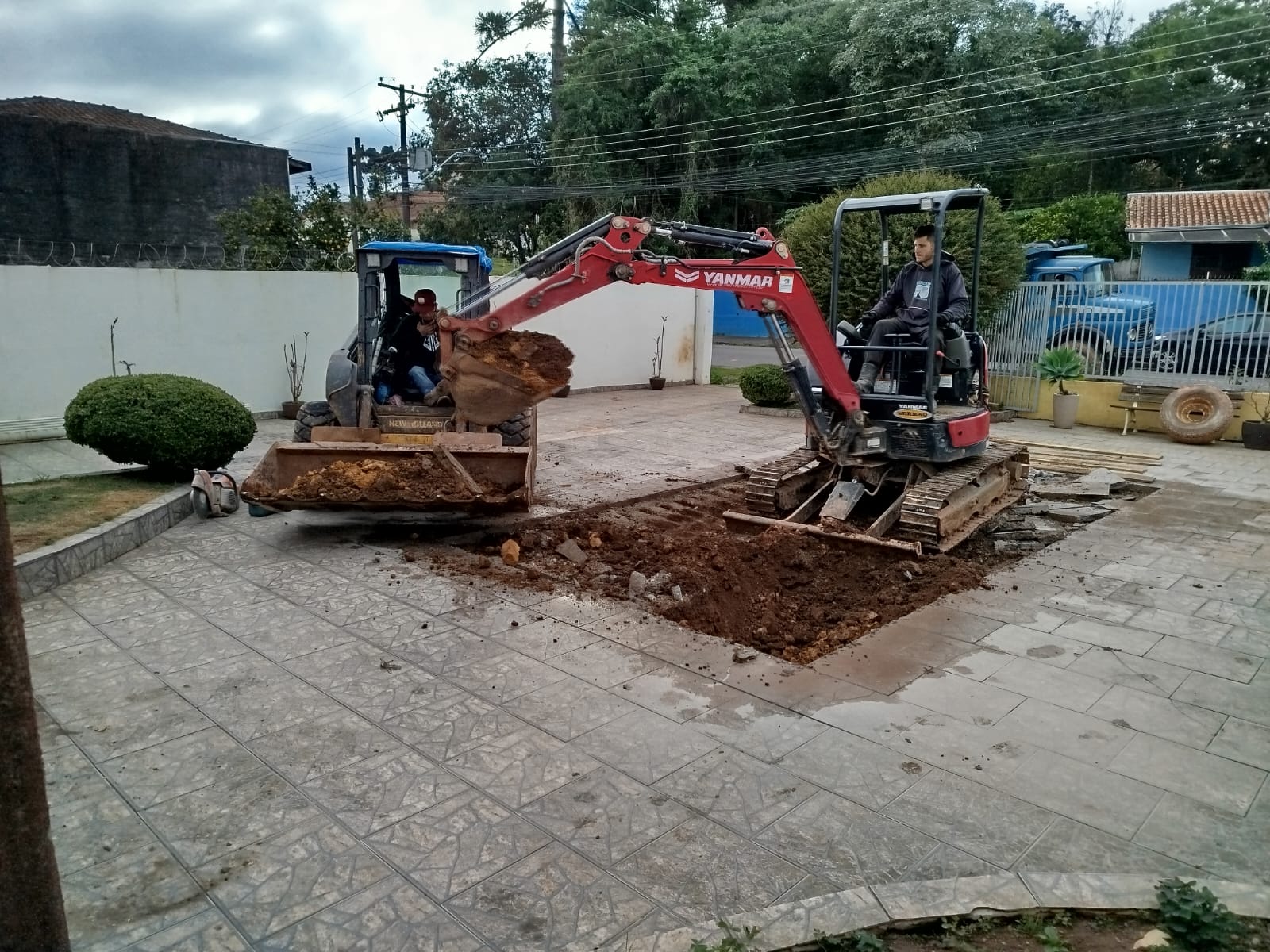 Mini escavadeira executando limpeza e escavação